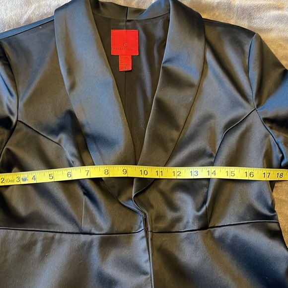 JS COLLECTIONS | Cropped Satin Blazer - sz 8 - Picture 13 of 16